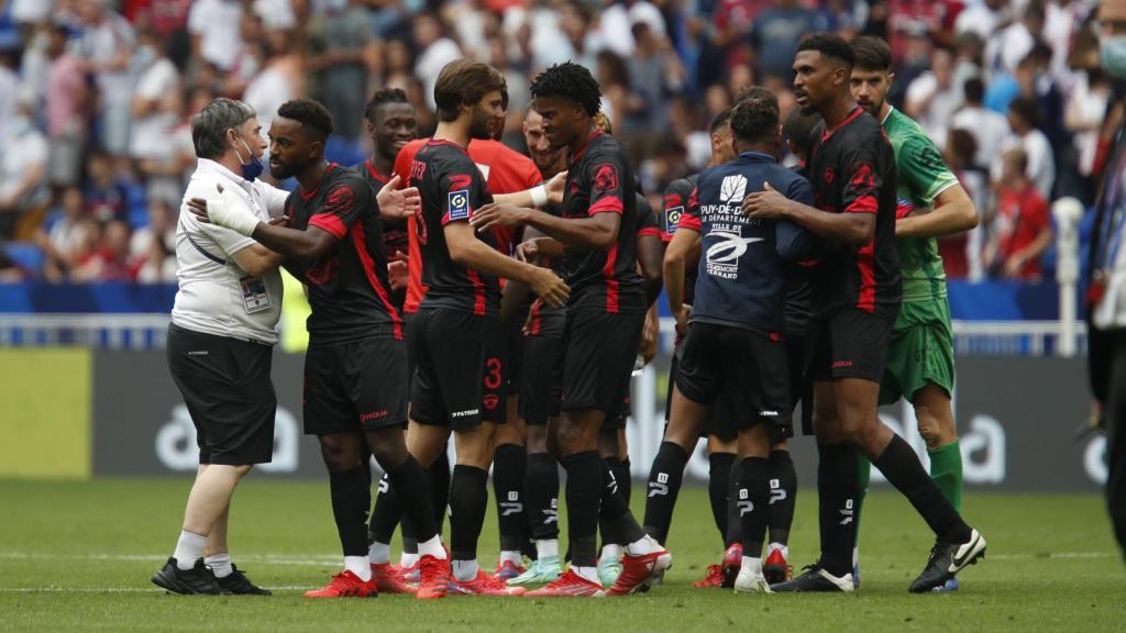 Piña de los jugadores del Clermont Foot 63 en la Ligue-1