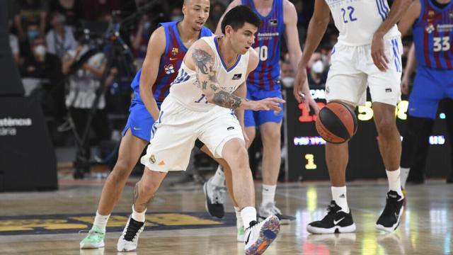 Deck peleando un balón en el Barça - Real Madrid