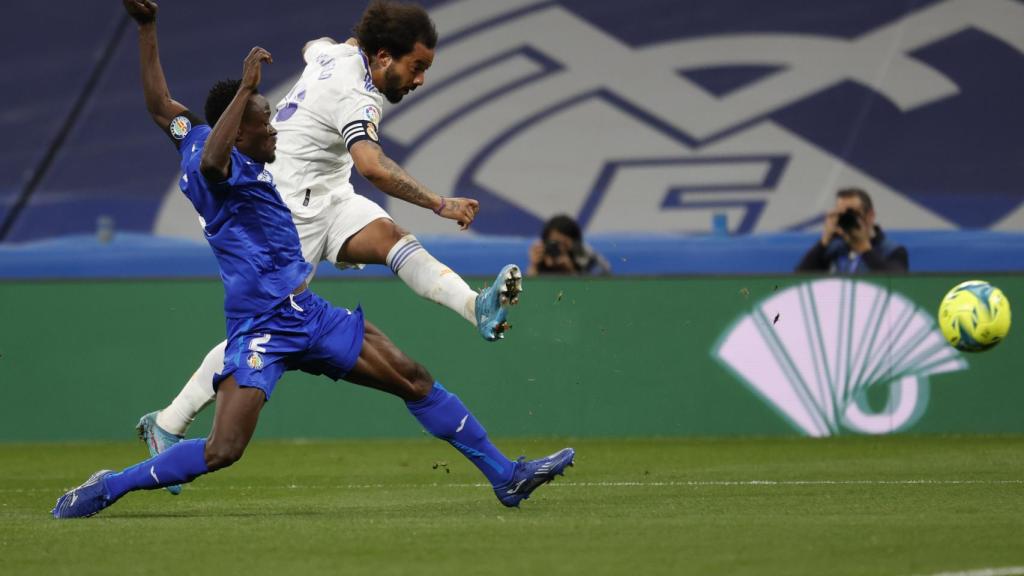 Marcelo lanza a portería en una acción del partido contra el Getafe