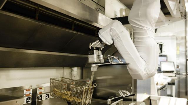 El robot Flippy de Miso Robotics operando freidoras.