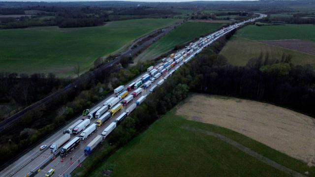 Vista aérea de las colas kilométricas de camiones en el Puerto de Dover (Reino Unido).