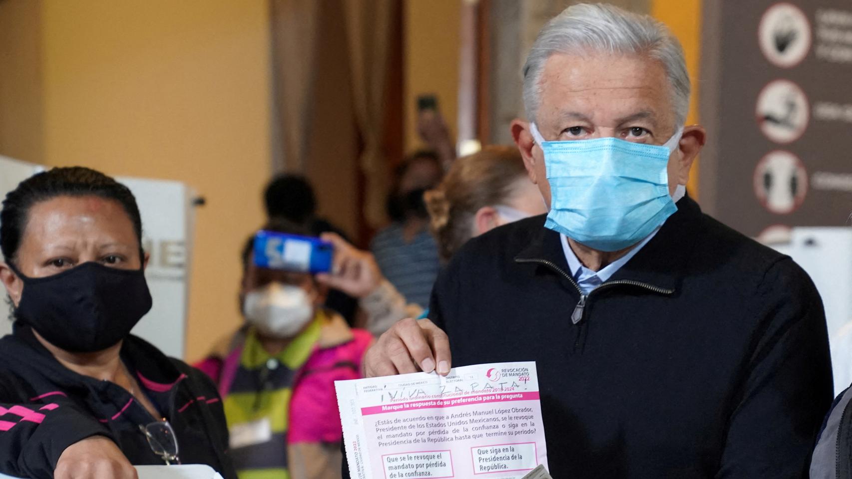 El presidente de México, Andrés Manuel López Obrador, acude a emitir su voto en el referendo de este domingo.