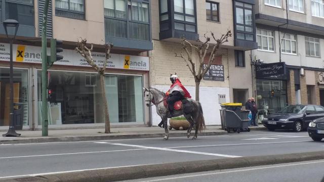 El jinete de la capa y el casco de moto en Os Mallos.