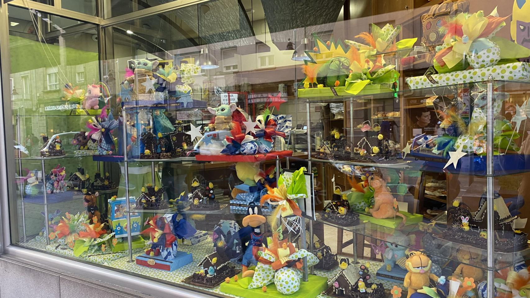 Escaparate de Pascua de la Confitería Landín en Pontevedra.