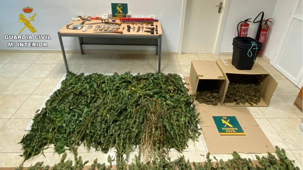 Los efectos intervenidos por la Guardia Civil.