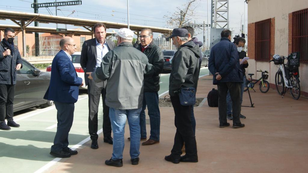 Óscar Puente conversa con los vecinos durante la visita a la obra