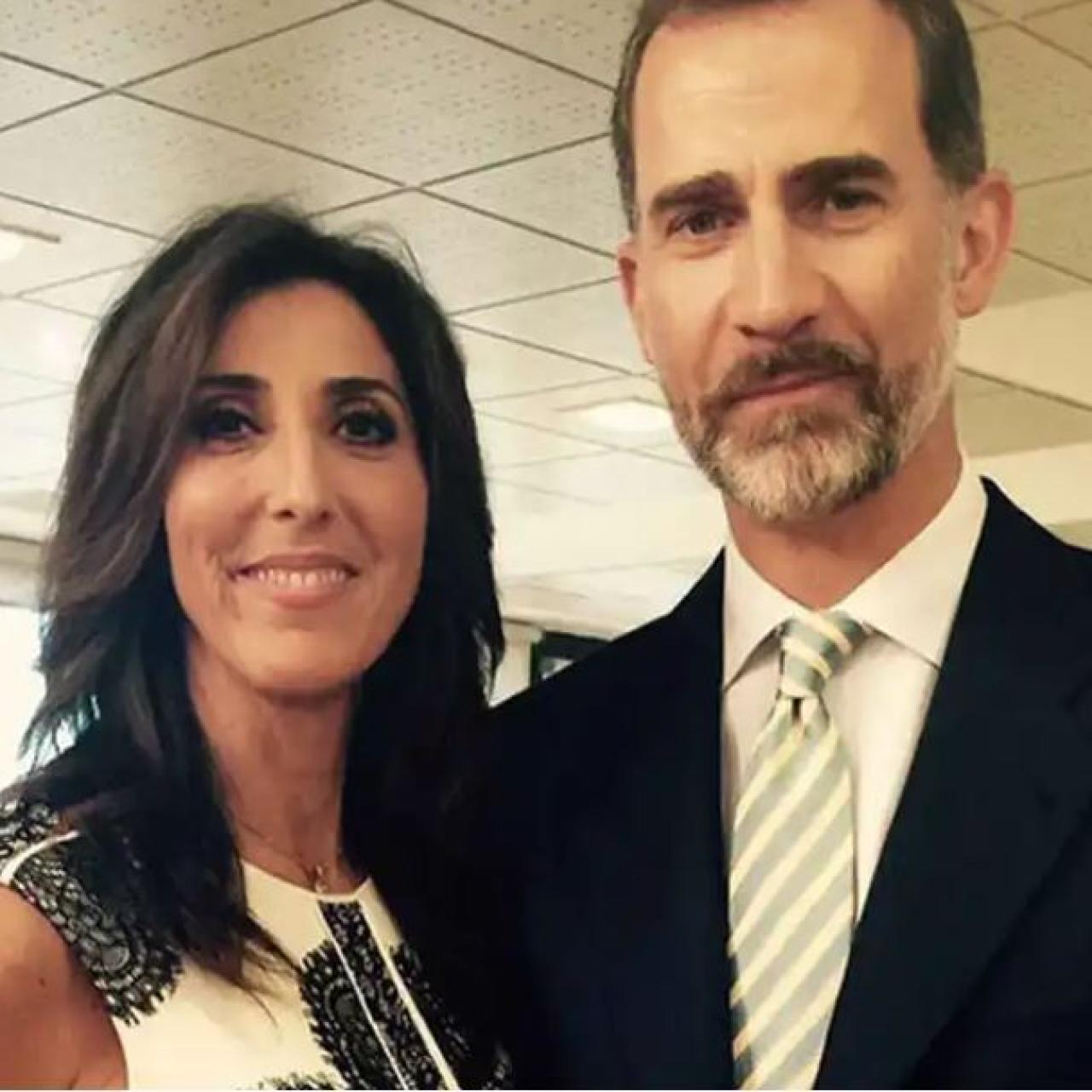 Paz Padilla y el rey, Felipe VI, durante su encuentro en Mediaset España en 2015.