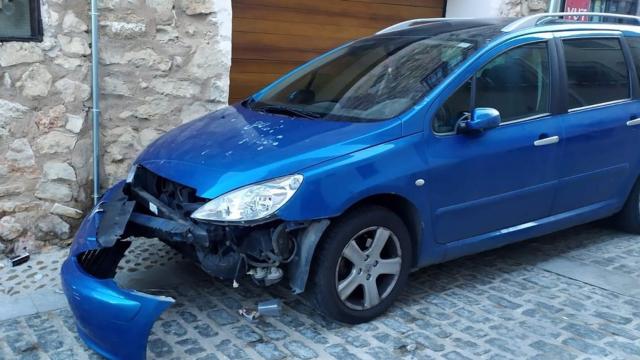 Uno de los turismos que resultó dañado durante el botellón del Domingo de Ramos.
