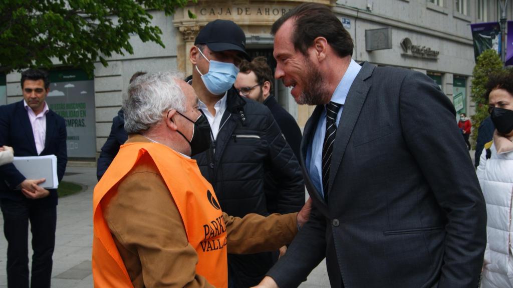 Óscar Puente saluda a uno de los voluntarios de Aparval