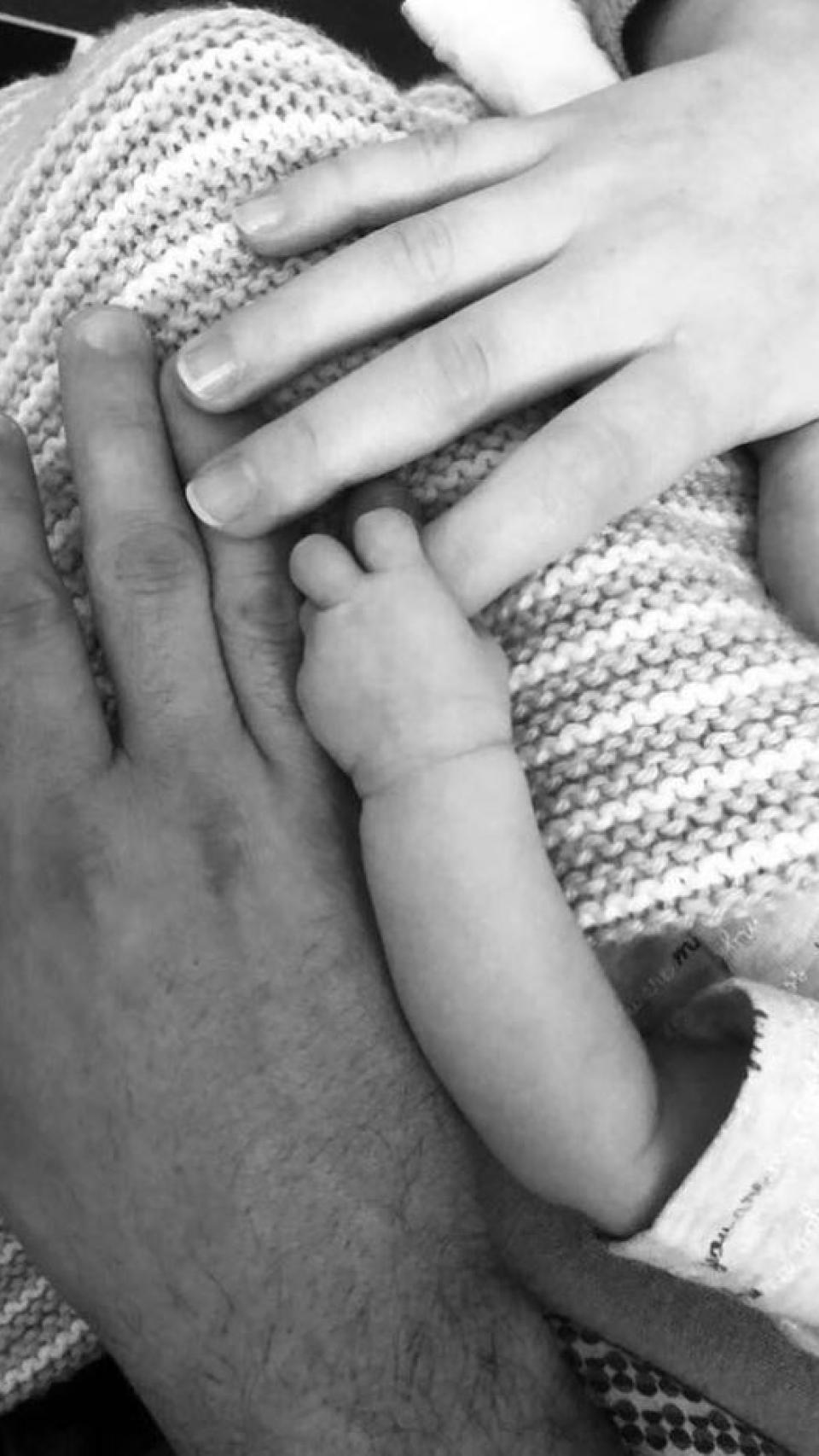 Con esta fotografía anunció en Facebook Azahara el nacimiento de su primer hijo.