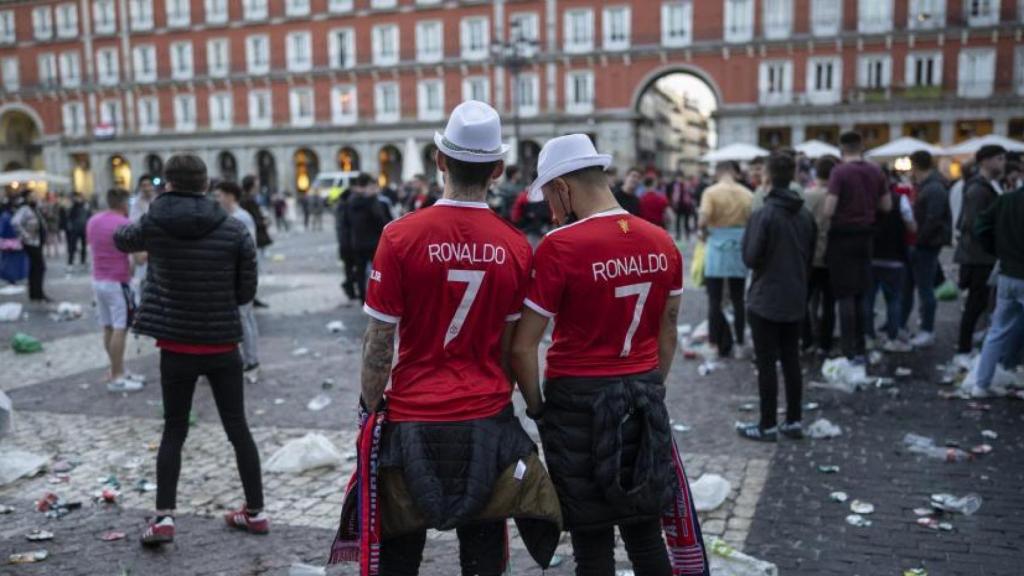 Aficionados del Manchester United en la Plaza Mayor en febrero