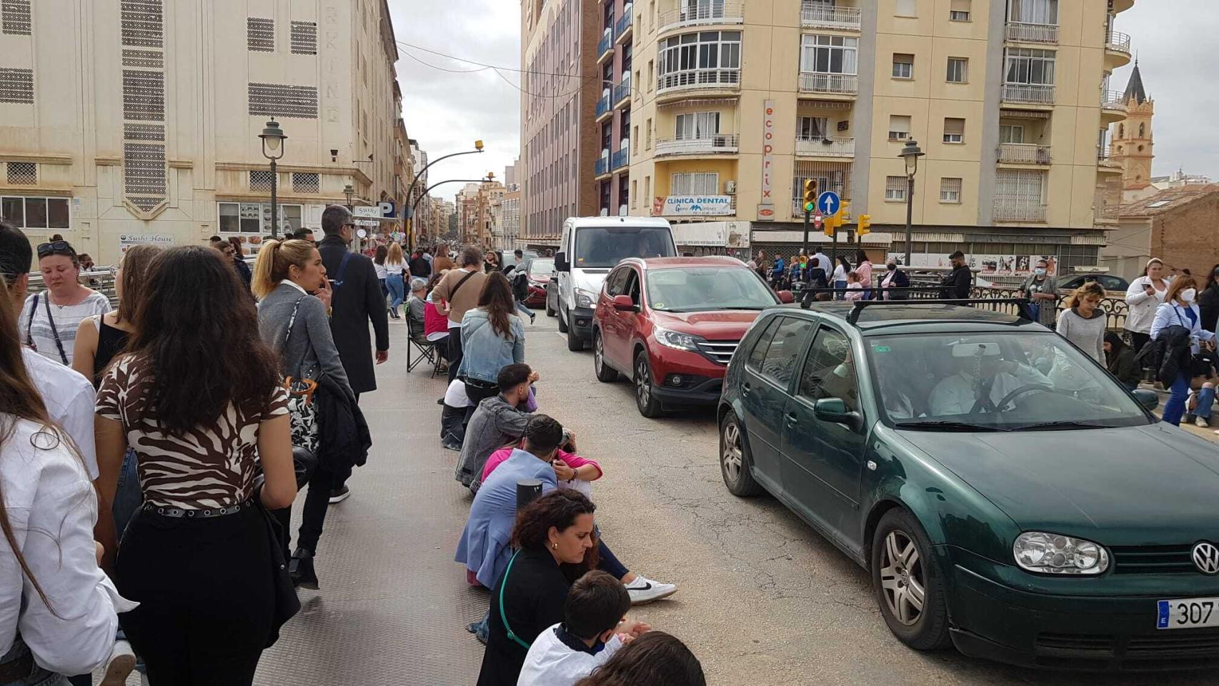 El público se concentra en la rampa de la Aurora dos horas antes de que pase el Cautivo.