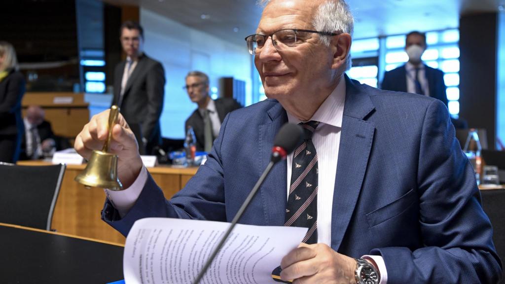 Josep Borrell usa la campana para dar inicio a la reunión de ministros de Exteriores de la UE