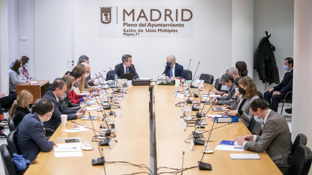 El concejal de Cs, Santiago Saura (i), y el gerente de la EMVS, José Antonio Acosta, en la segunda sesión de la Comisión de Investigación por el presunto espionaje a Isabel Díaz Ayuso.