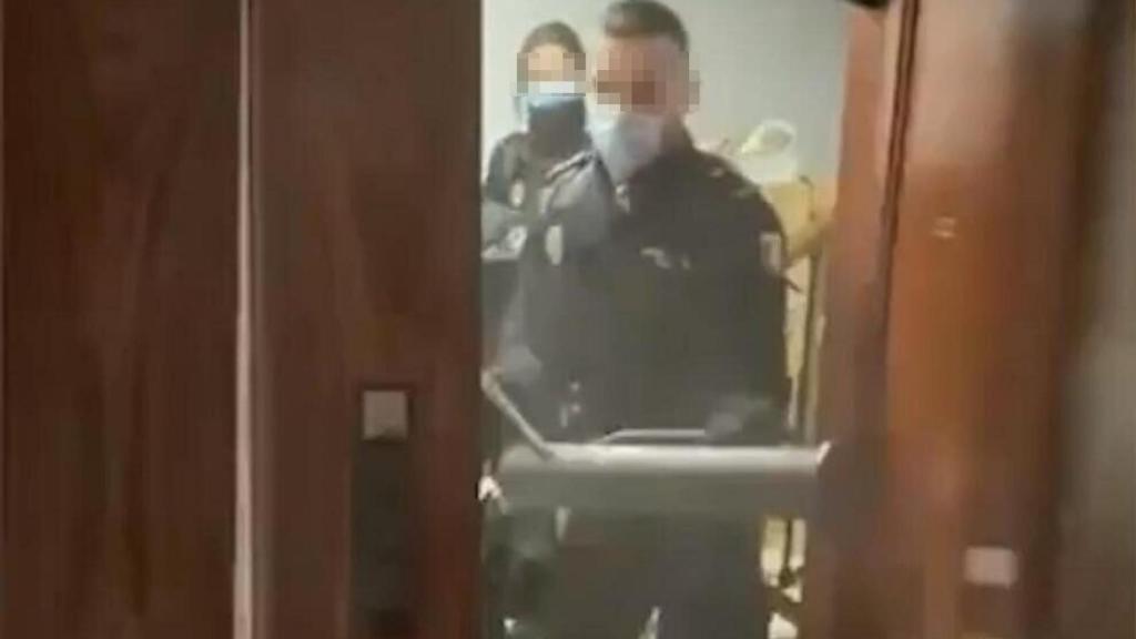 Captura de pantalla del vídeo de la intervención policial captado desde el interior de la vivienda.