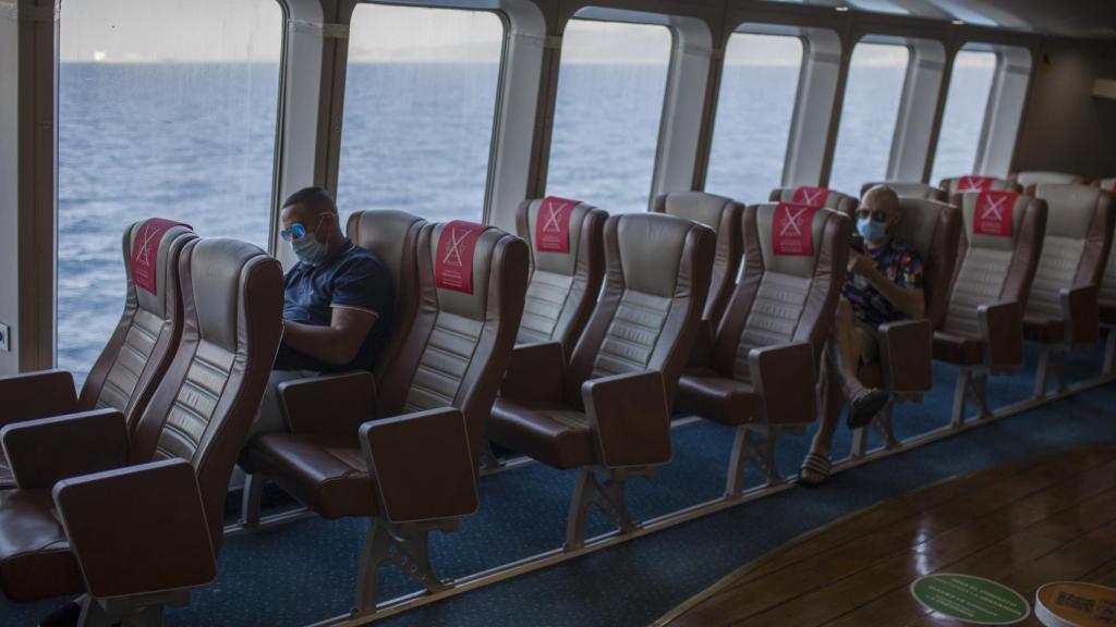 Pasajeros a bordo de una naviera.