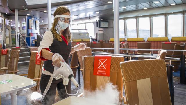 Una trabajadora limpia el interior de una naviera.