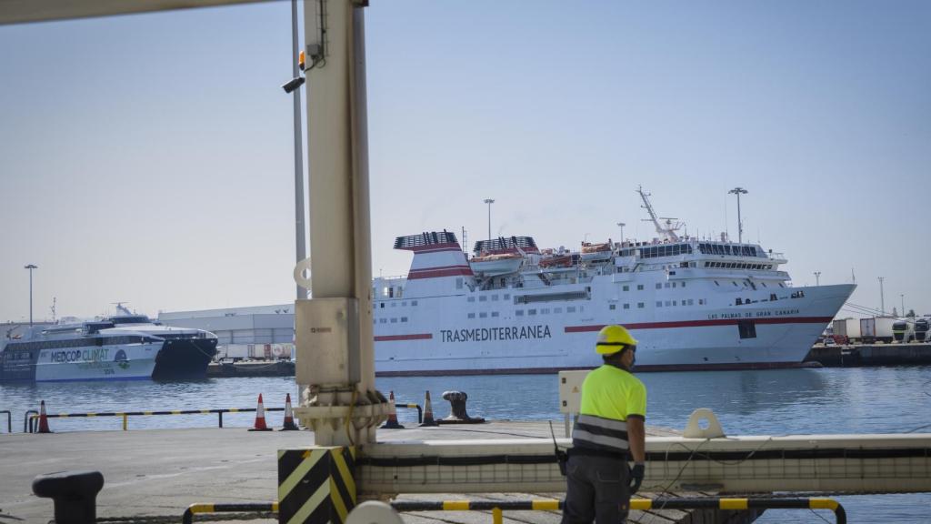Un operario en el puerto de Algeciras (Cádiz) y una naviera de Trasmediterránea al fondo.