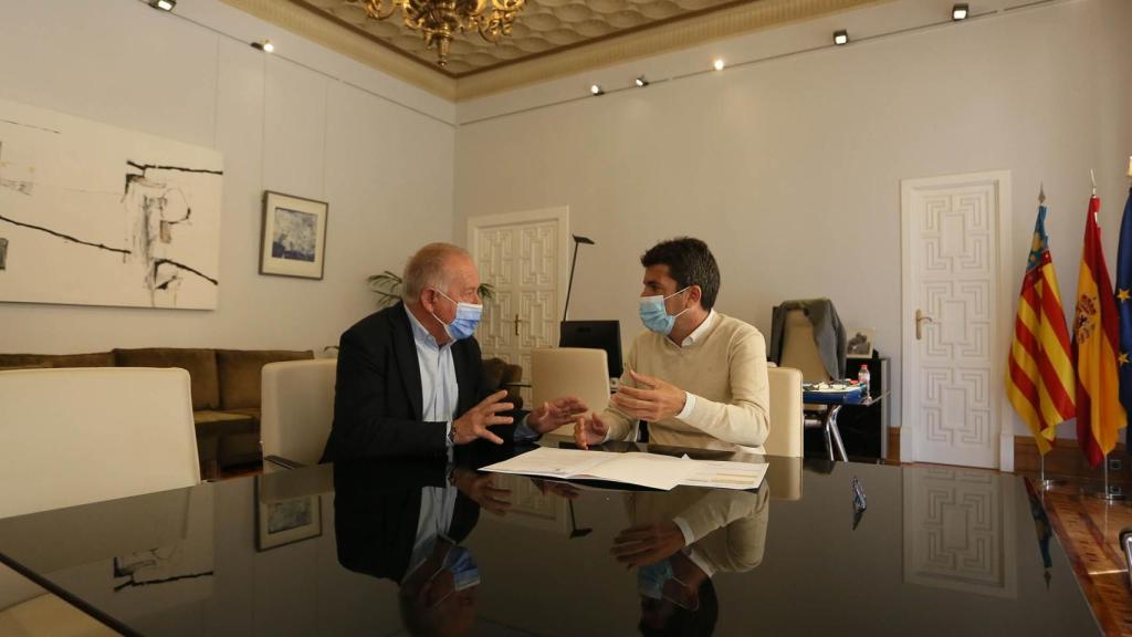 El diputado de Desarrollo Económico y Sectores Productivos, Sebastián Cañadas, junto al presidente de la Diputación, Carlos Mazón.