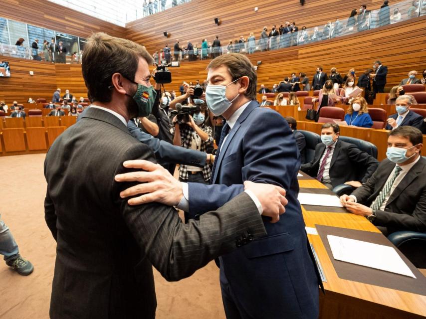 El presidente de la Junta, Alfonso Fernández Mañueco, y el líder de Vox, Juan García-Gallardo, se saludan durante la sesión de investidura de este lunes en las Cortes.