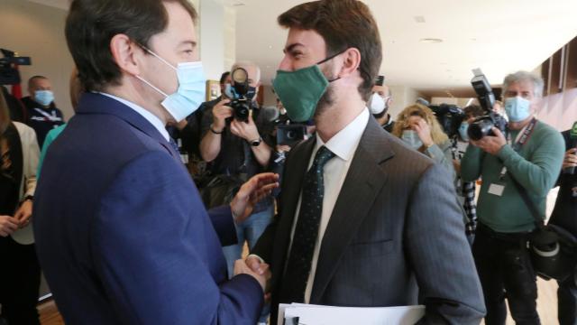 Alfonso Fernández Mañueco y Juan Gallardo de saludan al término de la sesión de investidura del candidato a la Presidencia de la Junta de Castilla y León