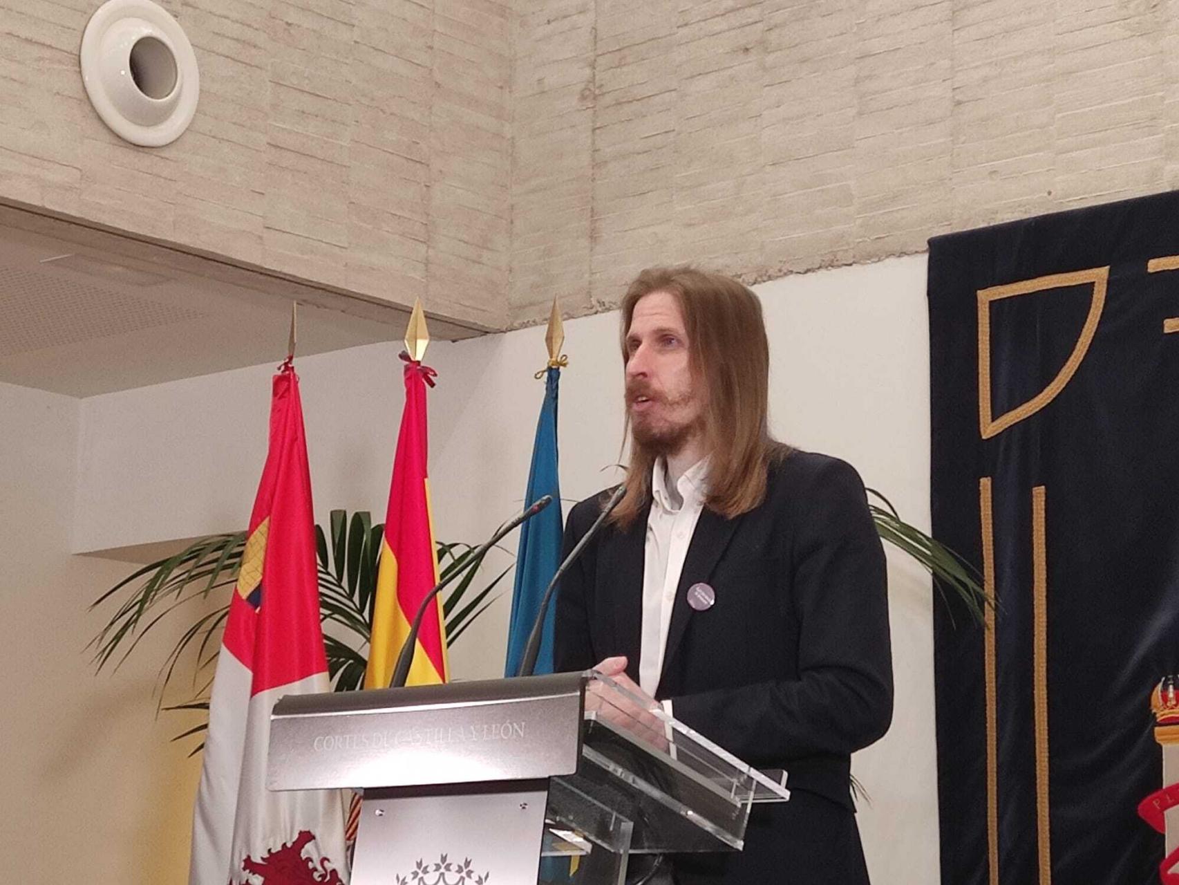 El procurador de Unidas Podemos, Pablo Fernández, durante la rueda de prensa de este lunes.