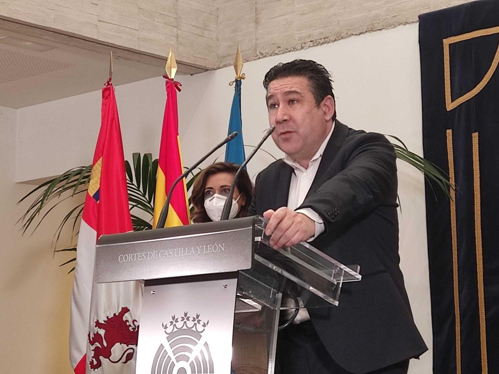 El procurador de UPL, Luis Mariano Santos, durante la rueda de prensa de este lunes en las Cortes.