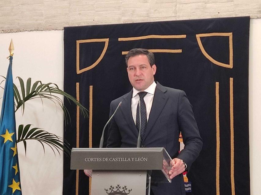 El procurador del PP, Raúl de la Hoz, durante la rueda de prensa de este lunes en las Cortes.