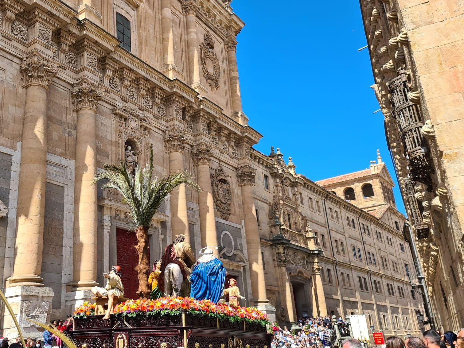 Espectacular belleza de la Ciudad Patrimonio de la Humanidad en Semana Santa: Misa y procesión del Domingo de Ramos con La Borriquilla y la Hermandad Jesús Amigo de los Niños