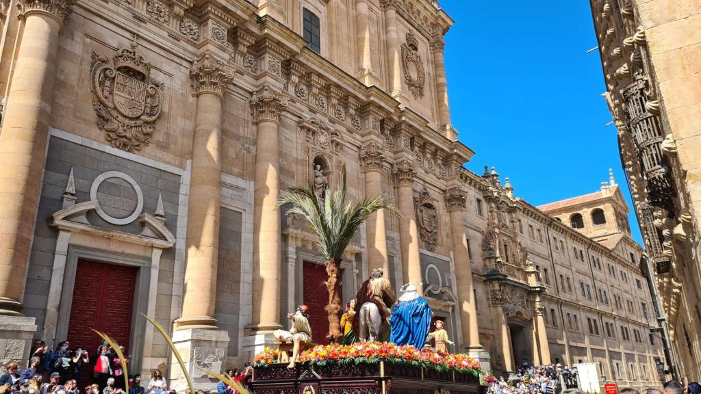 Espectacular belleza de la Ciudad Patrimonio de la Humanidad en Semana Santa: Misa y procesión del Domingo de Ramos con La Borriquilla y la Hermandad Jesús Amigo de los Niños