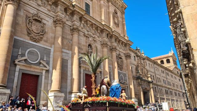 Espectacular belleza de la Ciudad Patrimonio de la Humanidad en Semana Santa: Misa y procesión del Domingo de Ramos con La Borriquilla y la Hermandad Jesús Amigo de los Niños