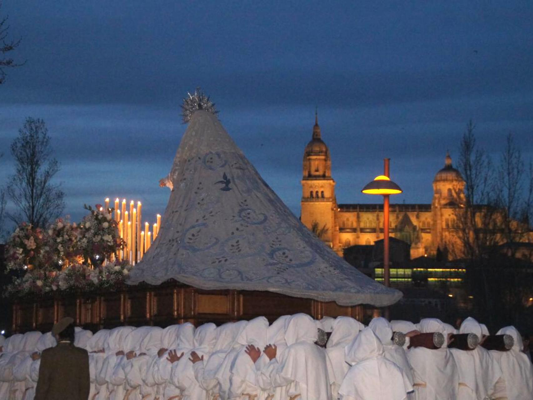María Nuestra Madre, en su salida de la iglesia del Arrabal de Salamanca