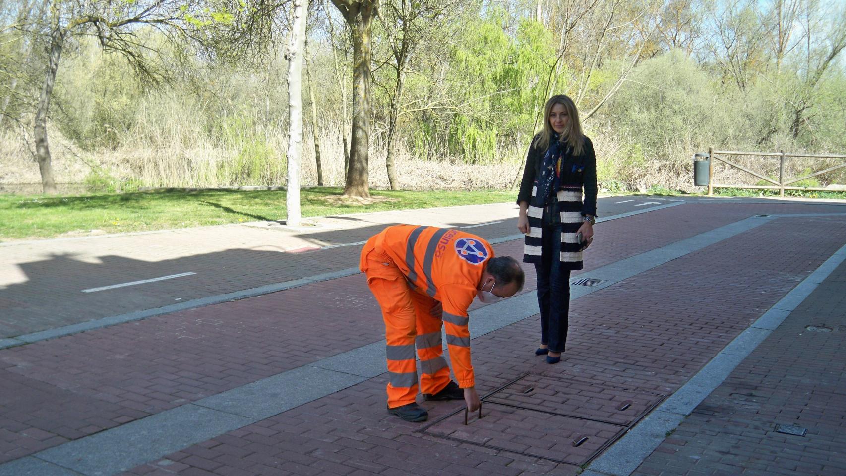 La concejala de Obras, Marta Labrador, visita el pozo de la calle Nueva