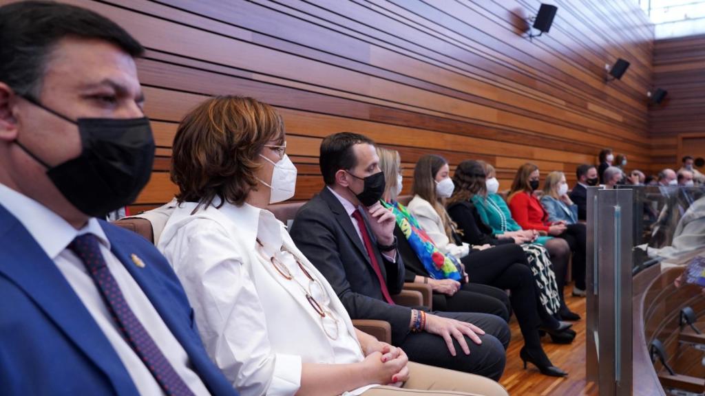 Conrado Íscar se coloca la mascarilla en el pleno de investidura. Fotografía: ICAL / Miriam Chacón