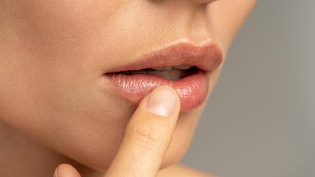 Conseguir una sonrisa hidratada solo requiere una rutina de tres pasos.