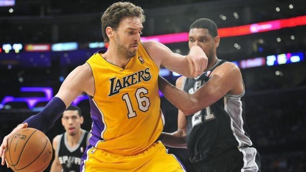 Pau Gasol durante un partido de los Lakers
