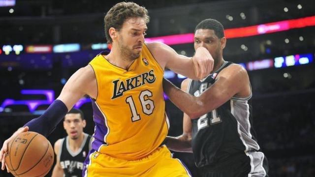 Pau Gasol durante un partido de los Lakers
