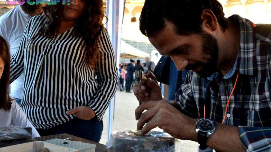 El damasquinador toledano Óscar Martín Garrido, en una imagen de su web