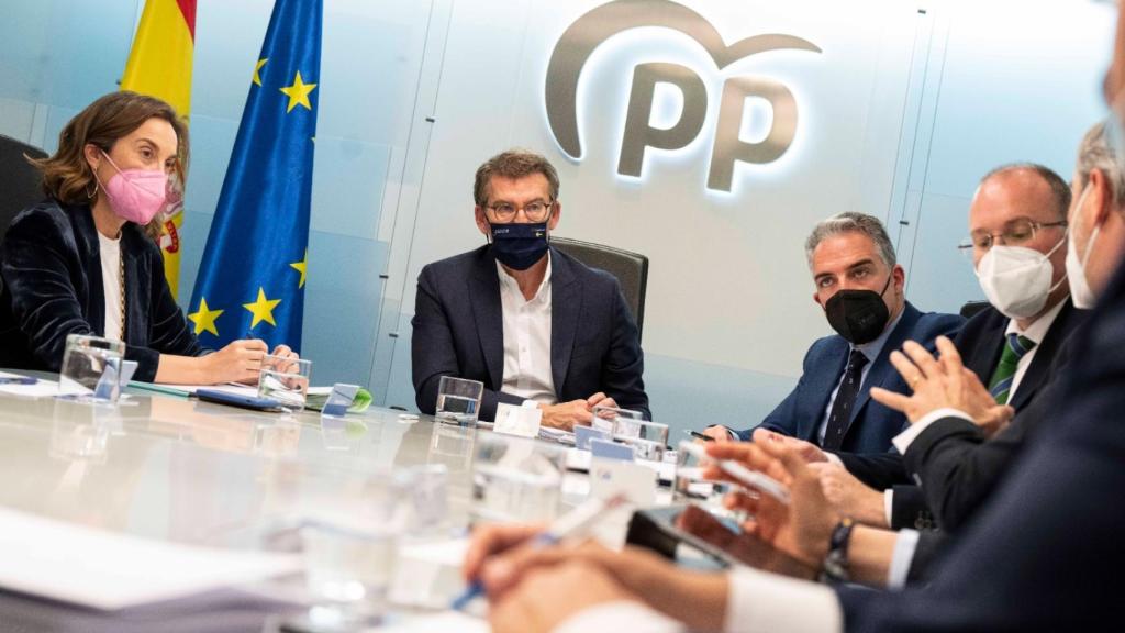 Cuca Gamarra, Feijóo y Bendodo, durante el Comité de Dirección del PP  en la sede de la calle Génova.