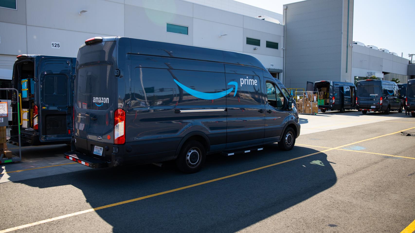 Furgonetas de Amazon en una zona de carga de la compañía.