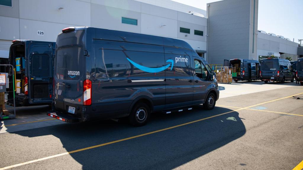 Furgonetas de Amazon en una zona de carga de la compañía.