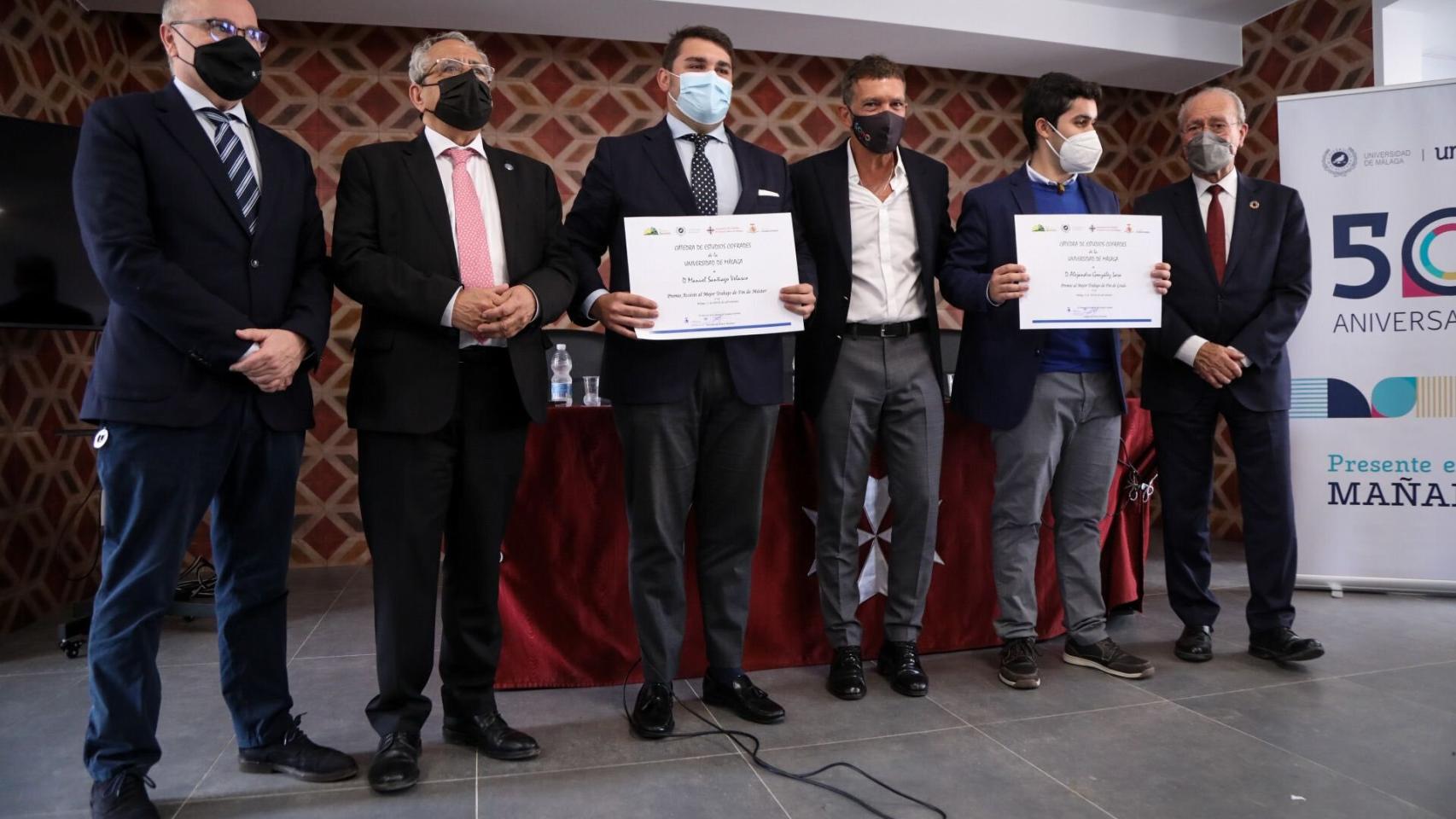 Los galardonados posan después de recoger el premio.