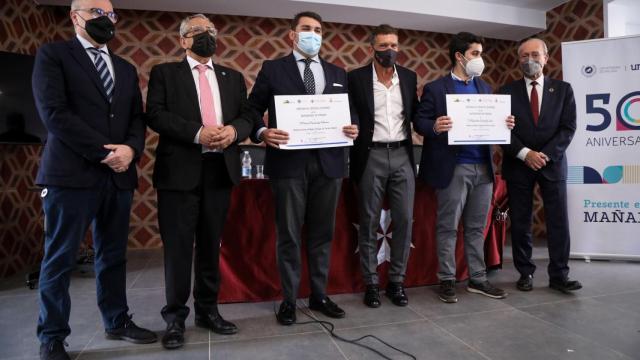 Los galardonados posan después de recoger el premio.