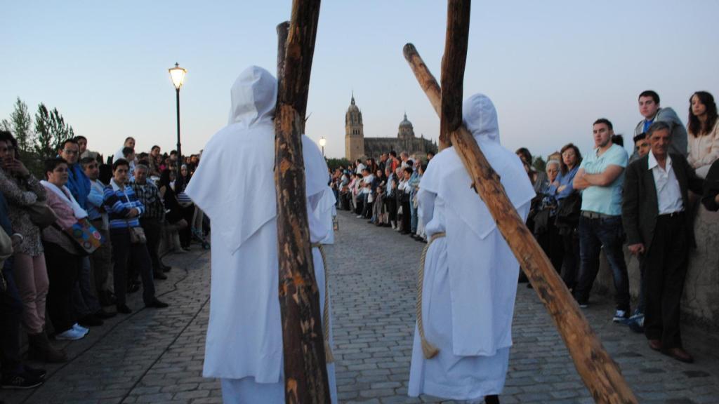 Procesión del Arrabal a su paso por el Puente Romano