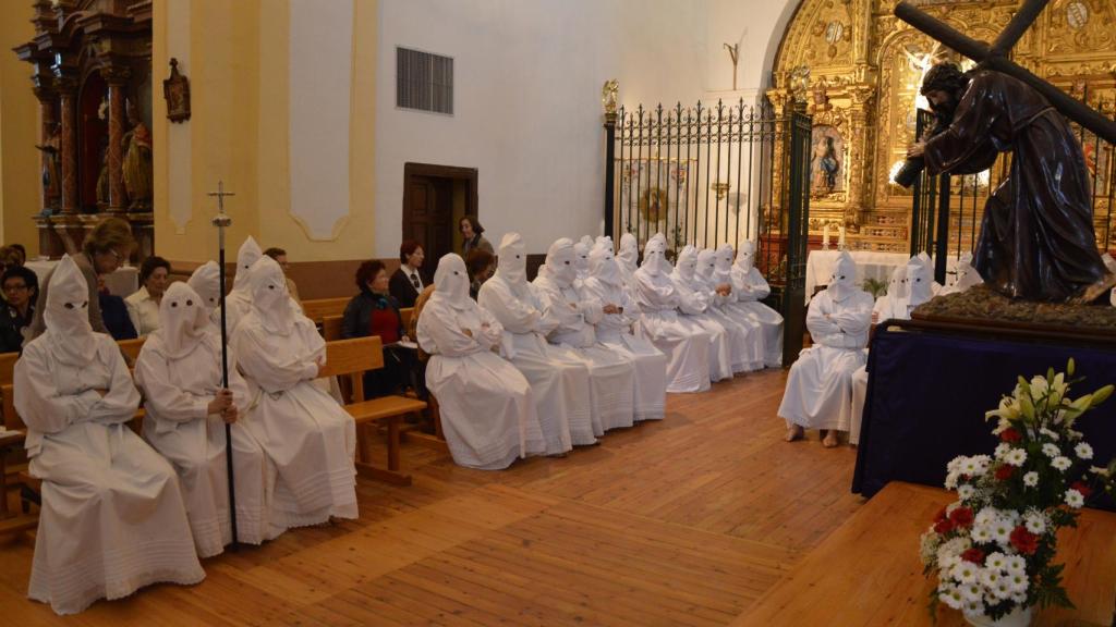 Los penitentes ocupan los asientos delanteros de la iglesia