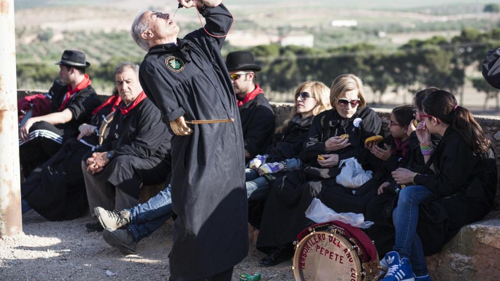 Pepete en una de las paradas de la procesión.