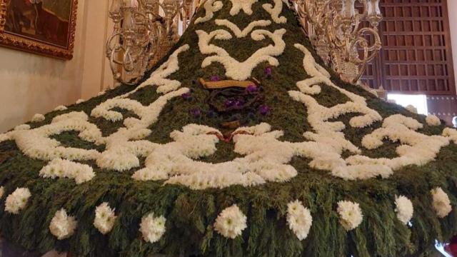 El manto de la Cofradía de las Penas.