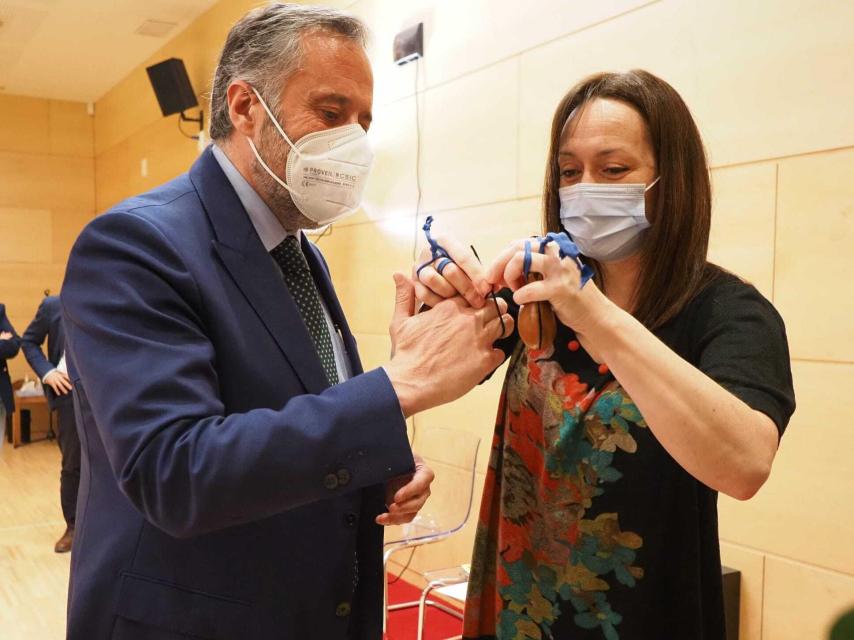 El presidente de las Cortes, Carlos Pollán, prueba unas castañuelas con una de las artistas que participará en los actos del Día de Villalar.