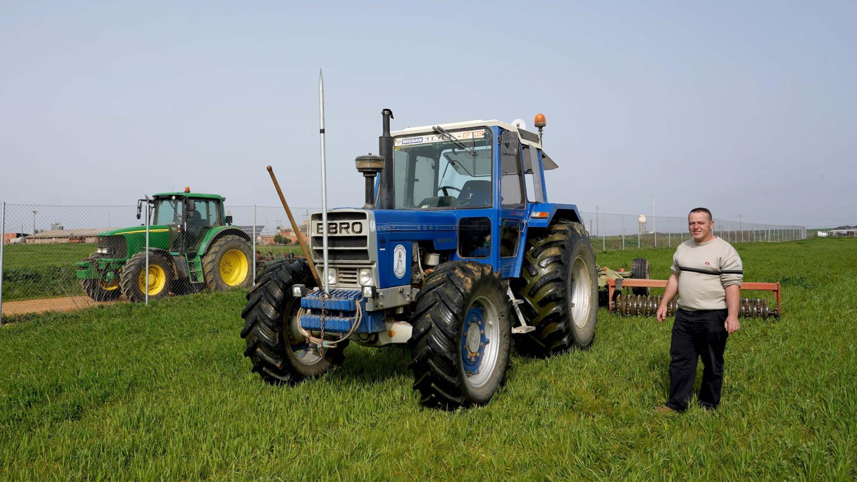 Un agricultor de Castilla y León frente a su cultivo