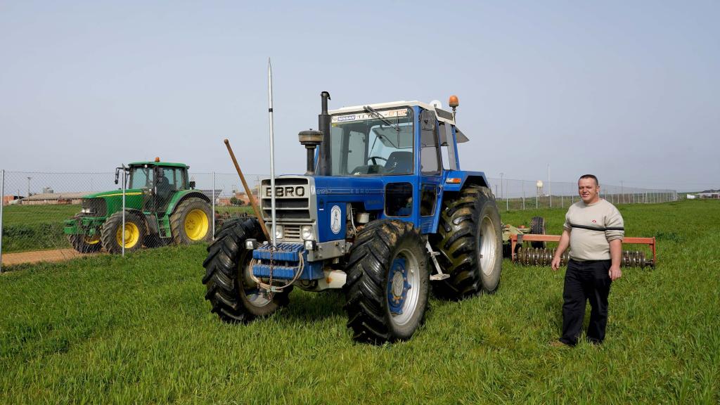 Un agricultor de Castilla y León frente a su cultivo